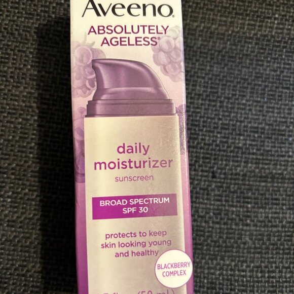 Two packs of Aveeno Absolutely Ageless Daily Moisturizer SPF - Picture 8 of 8
